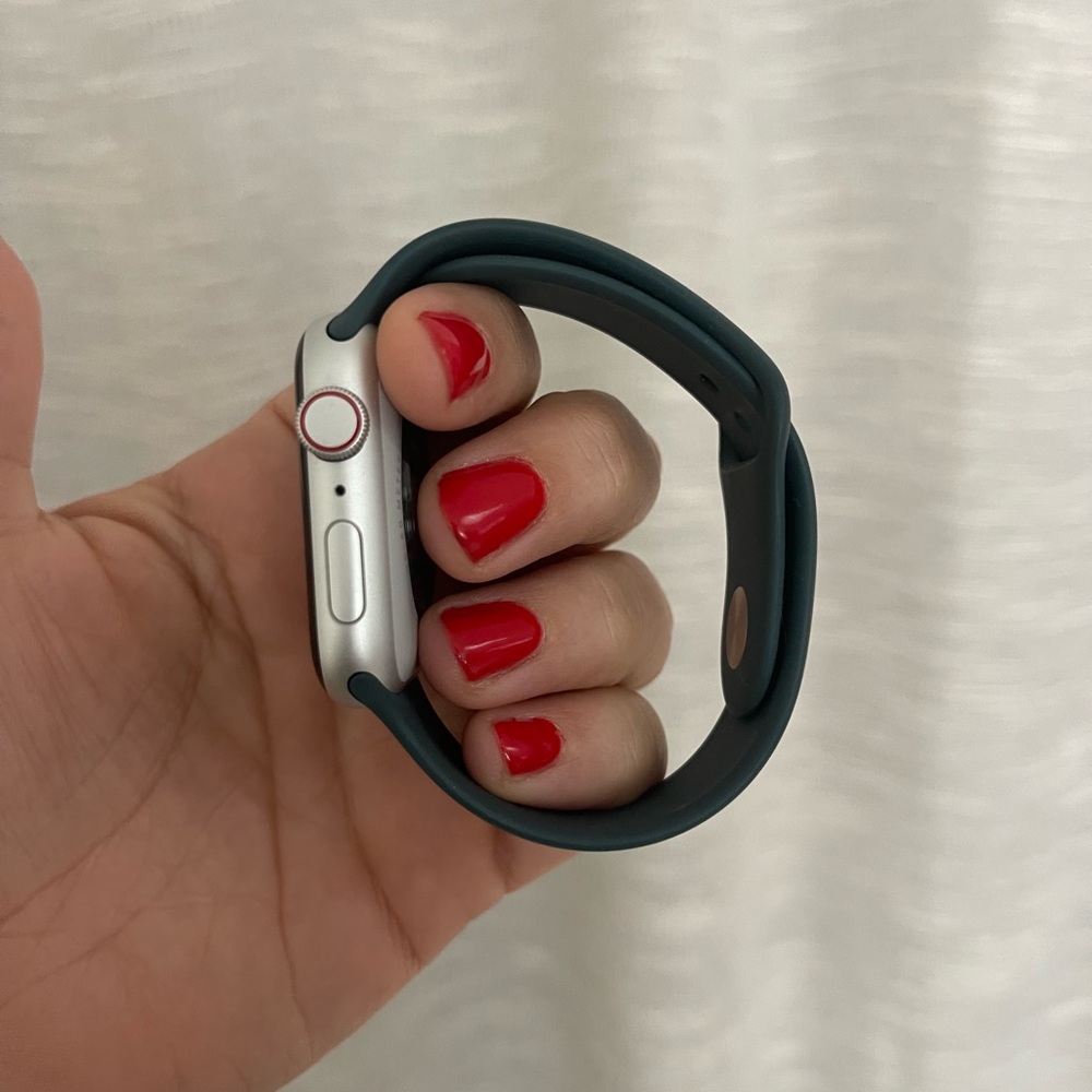 Apple Watch SE 3 44 MM w/ Two Bands - Picture 2 of 5